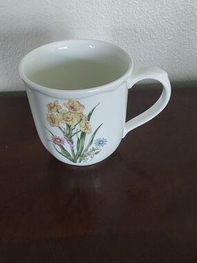 Noritake White Bone China Mug with Yellow  Daffodil Floral Bouquet